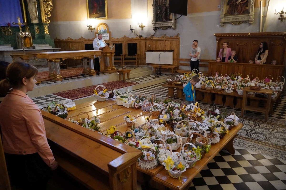 Święcenie pokarmów wielkanocnych w kościele pw. Nawiedzenia NMP w Ostrołęce [30.03.2024] - zdjęcie #37 - eOstroleka.pl