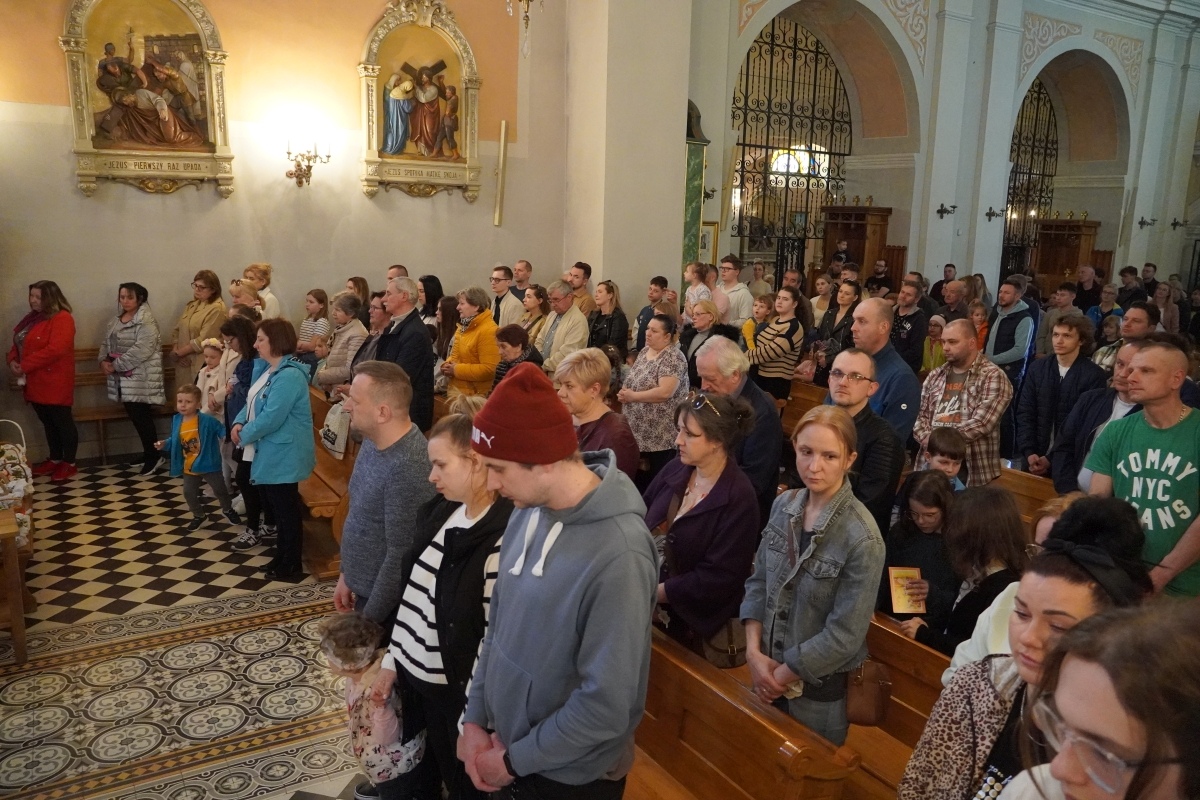 Święcenie pokarmów wielkanocnych w kościele pw. Nawiedzenia NMP w Ostrołęce [30.03.2024] - zdjęcie #13 - eOstroleka.pl