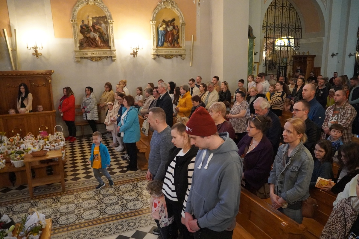 Święcenie pokarmów wielkanocnych w kościele pw. Nawiedzenia NMP w Ostrołęce [30.03.2024] - zdjęcie #12 - eOstroleka.pl