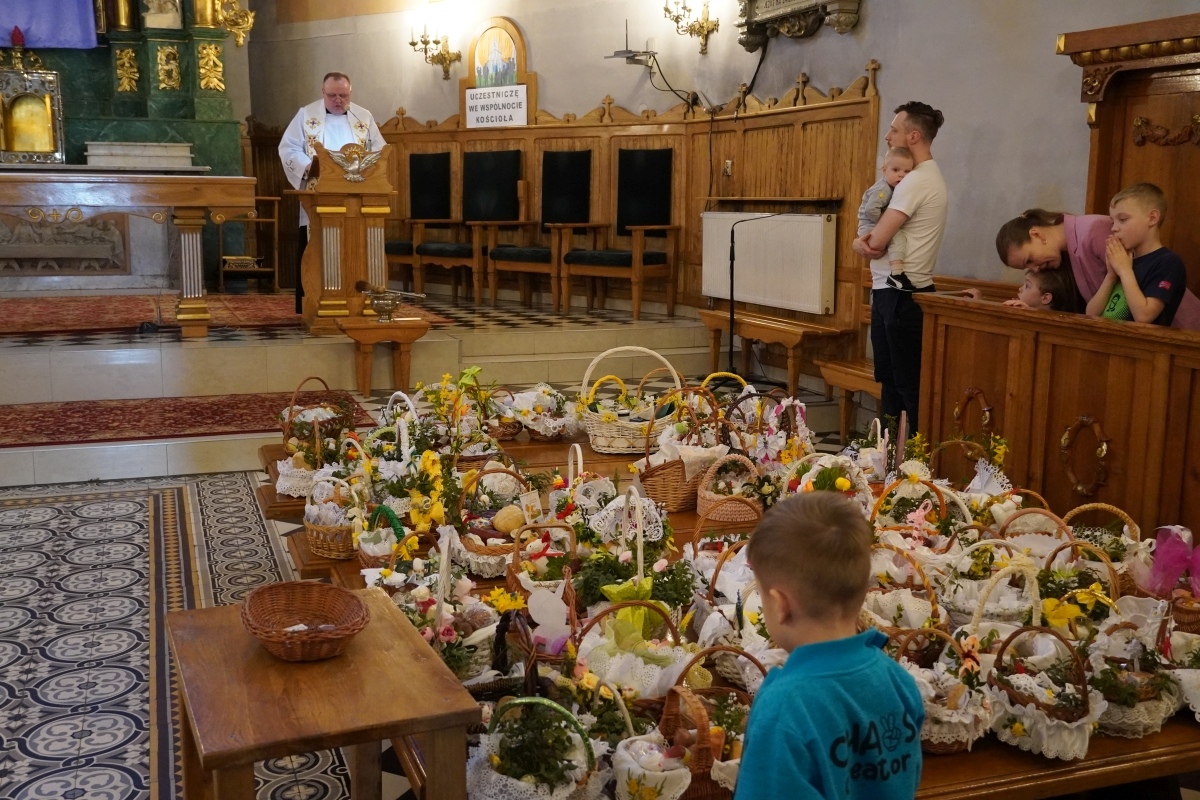 Święcenie pokarmów wielkanocnych w kościele pw. Nawiedzenia NMP w Ostrołęce [30.03.2024] - zdjęcie #43 - eOstroleka.pl