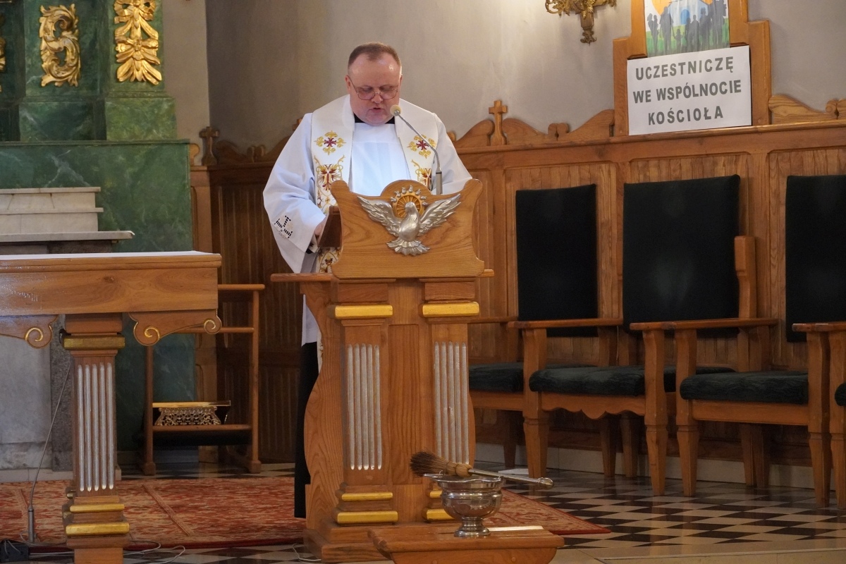Święcenie pokarmów wielkanocnych w kościele pw. Nawiedzenia NMP w Ostrołęce [30.03.2024] - zdjęcie #10 - eOstroleka.pl