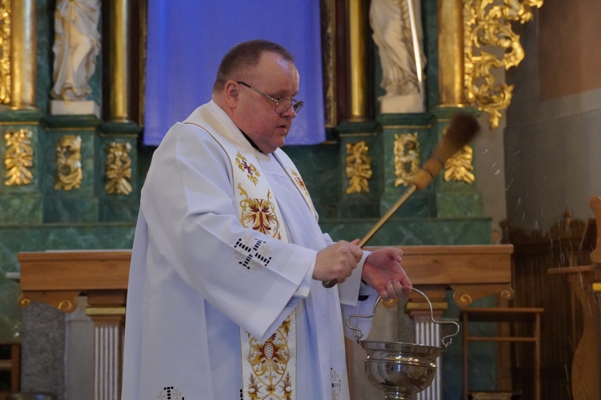 Święcenie pokarmów wielkanocnych w kościele pw. Nawiedzenia NMP w Ostrołęce [30.03.2024] - zdjęcie #5 - eOstroleka.pl