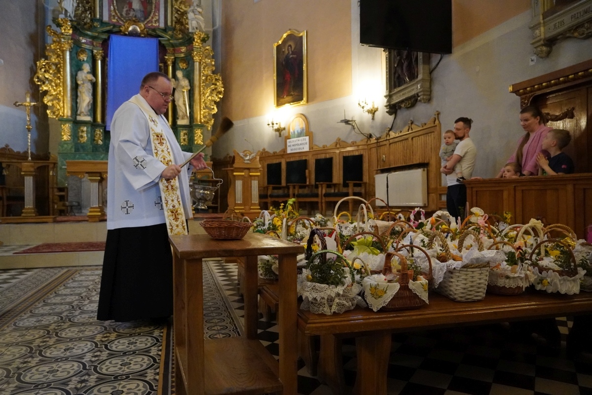 Święcenie pokarmów wielkanocnych w kościele pw. Nawiedzenia NMP w Ostrołęce [30.03.2024] - zdjęcie #4 - eOstroleka.pl
