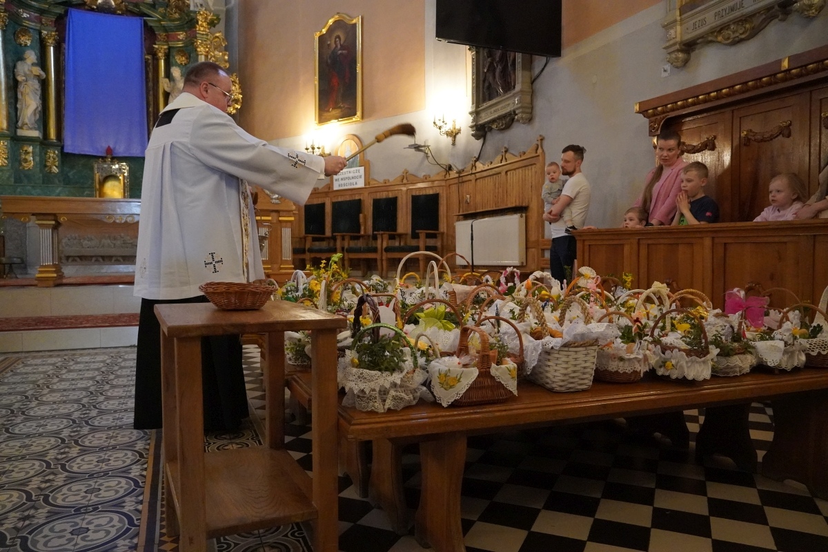 Święcenie pokarmów wielkanocnych w kościele pw. Nawiedzenia NMP w Ostrołęce [30.03.2024] - zdjęcie #3 - eOstroleka.pl