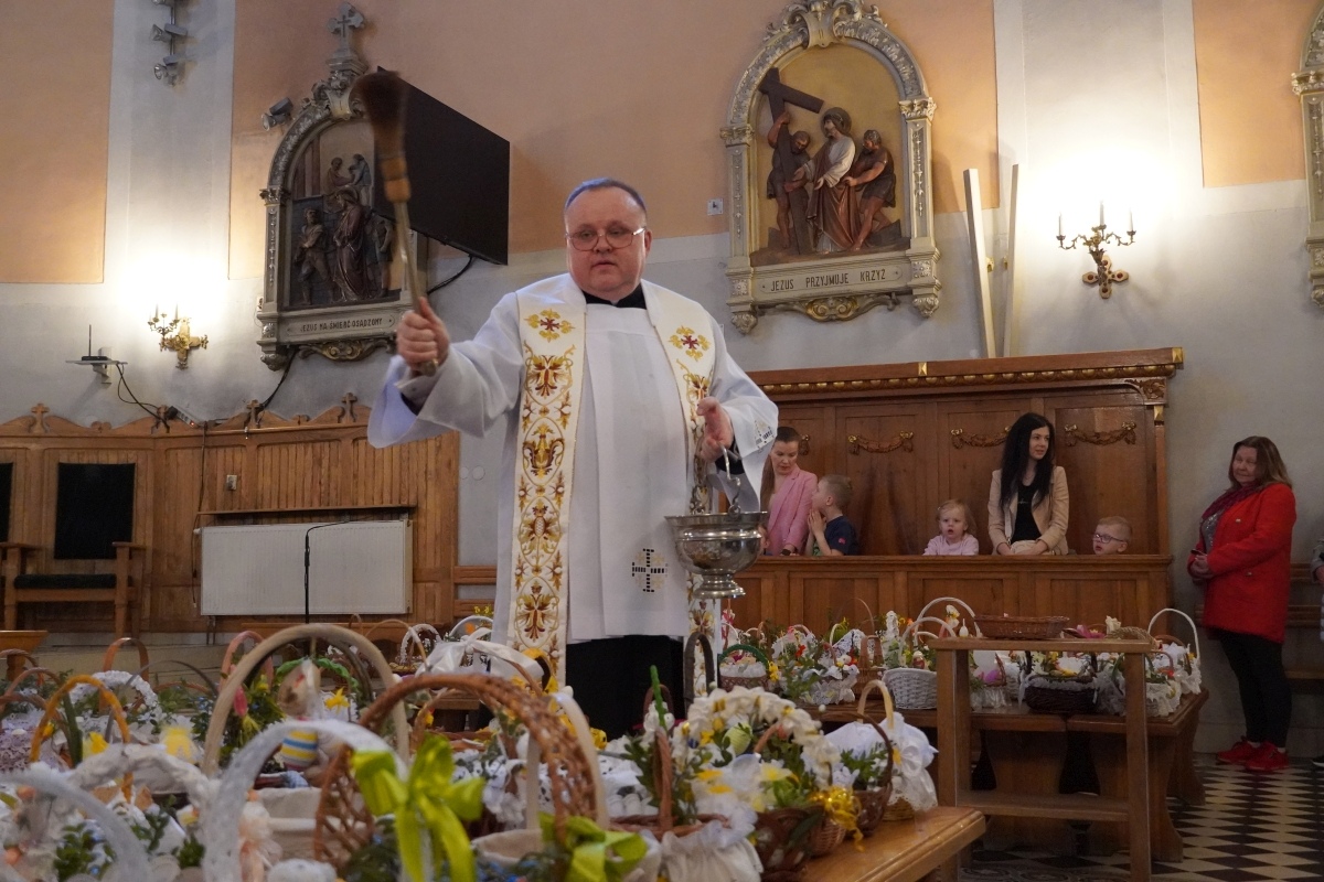 Święcenie pokarmów wielkanocnych w kościele pw. Nawiedzenia NMP w Ostrołęce [30.03.2024] - zdjęcie #1 - eOstroleka.pl