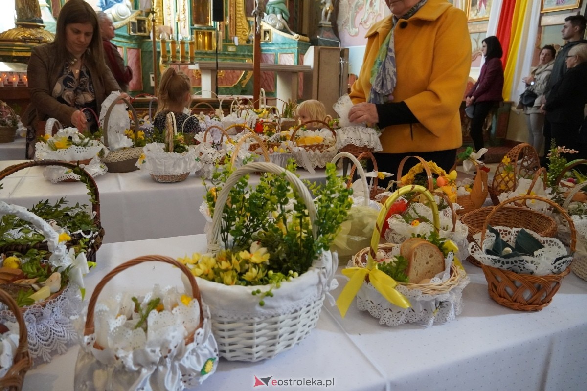 Święcenie wielkanocnych pokarmów w ostrołęckim klasztorze [30.03.2024] - zdjęcie #2 - eOstroleka.pl