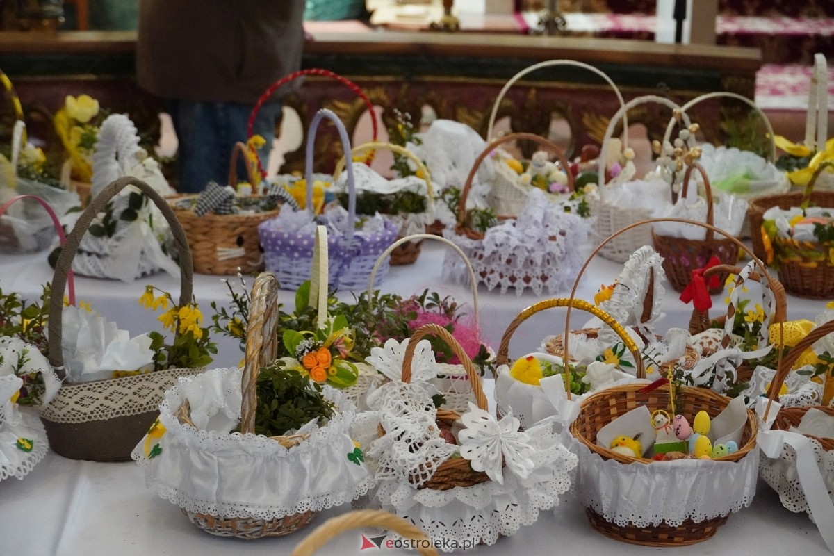Święcenie wielkanocnych pokarmów w ostrołęckim klasztorze [30.03.2024] - zdjęcie #13 - eOstroleka.pl