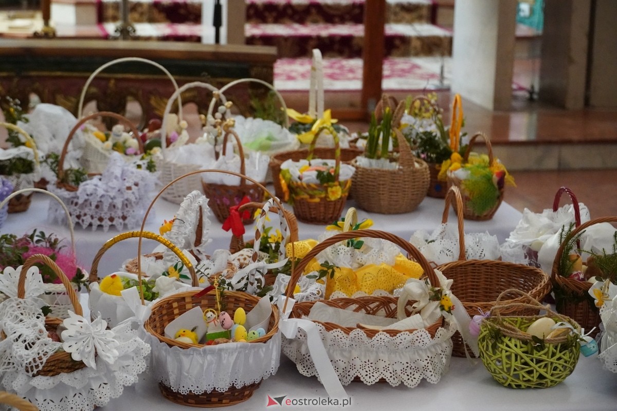 Święcenie wielkanocnych pokarmów w ostrołęckim klasztorze [30.03.2024] - zdjęcie #14 - eOstroleka.pl