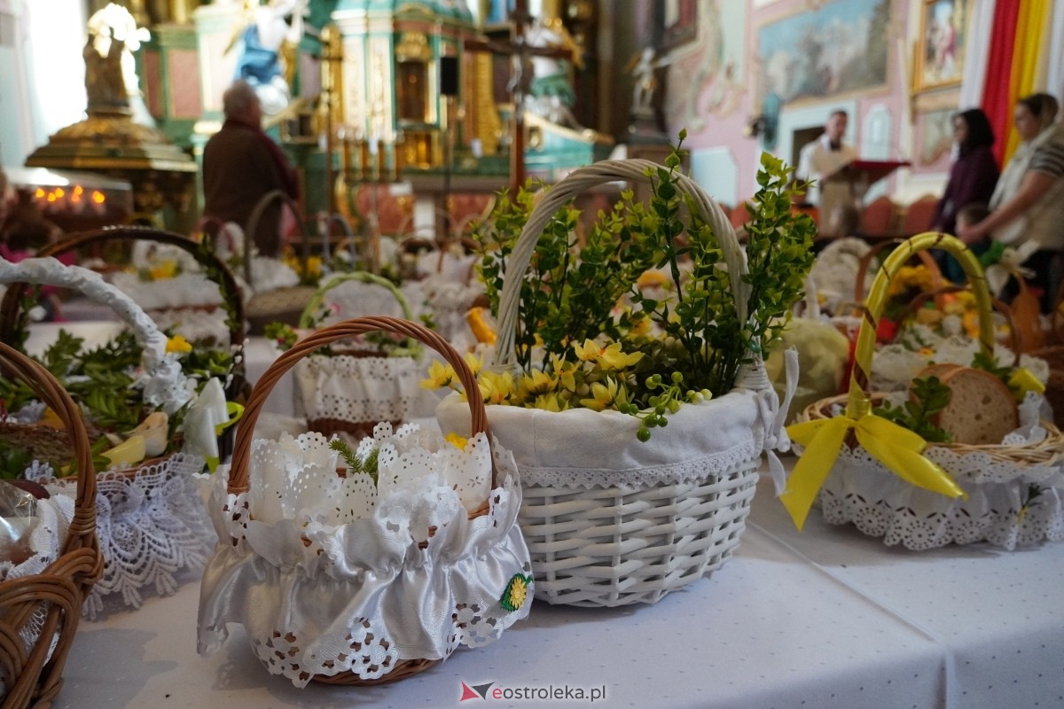 Święcenie wielkanocnych pokarmów w ostrołęckim klasztorze [30.03.2024] - zdjęcie #17 - eOstroleka.pl