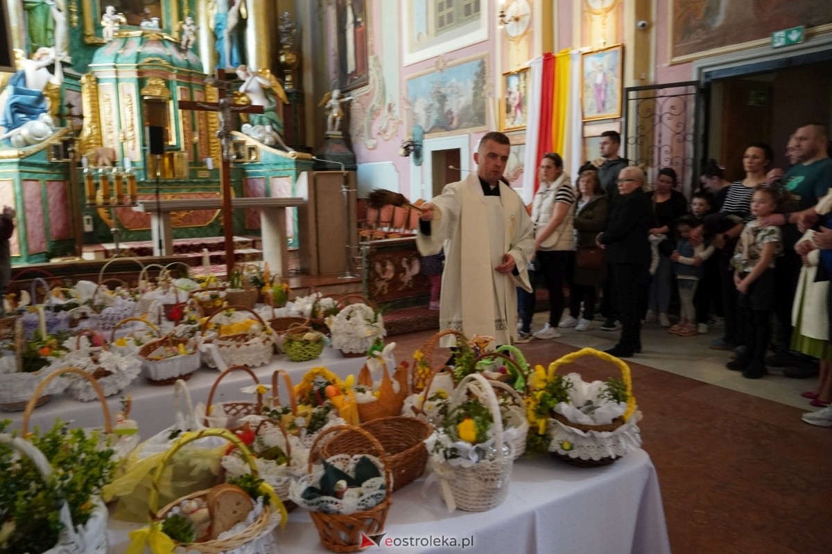 Święcenie wielkanocnych pokarmów w ostrołęckim klasztorze [30.03.2024] - zdjęcie #23 - eOstroleka.pl