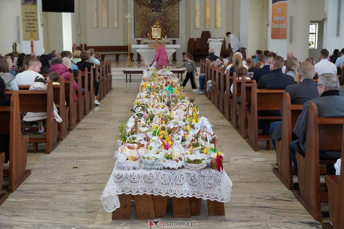 Święcenie pokarmów wielkanocnyhc w kościele pw. św. Franciszka z Asyżu w Ostrołęce [30.03.2024] - zdjęcie #1 - eOstroleka.pl