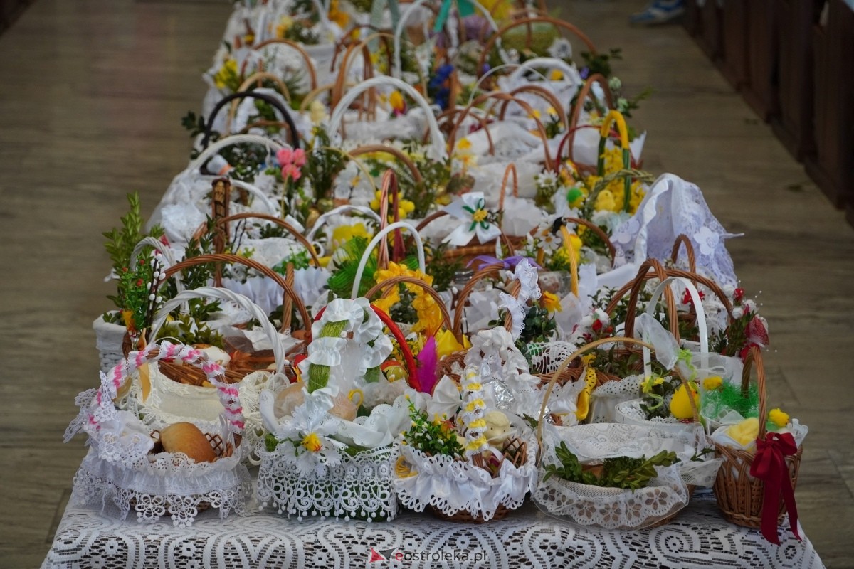 Święcenie pokarmów wielkanocnyhc w kościele pw. św. Franciszka z Asyżu w Ostrołęce [30.03.2024] - zdjęcie #2 - eOstroleka.pl