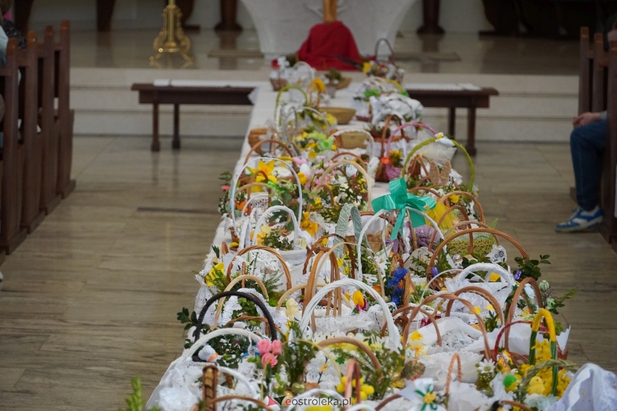 Święcenie pokarmów wielkanocnyhc w kościele pw. św. Franciszka z Asyżu w Ostrołęce [30.03.2024] - zdjęcie #3 - eOstroleka.pl