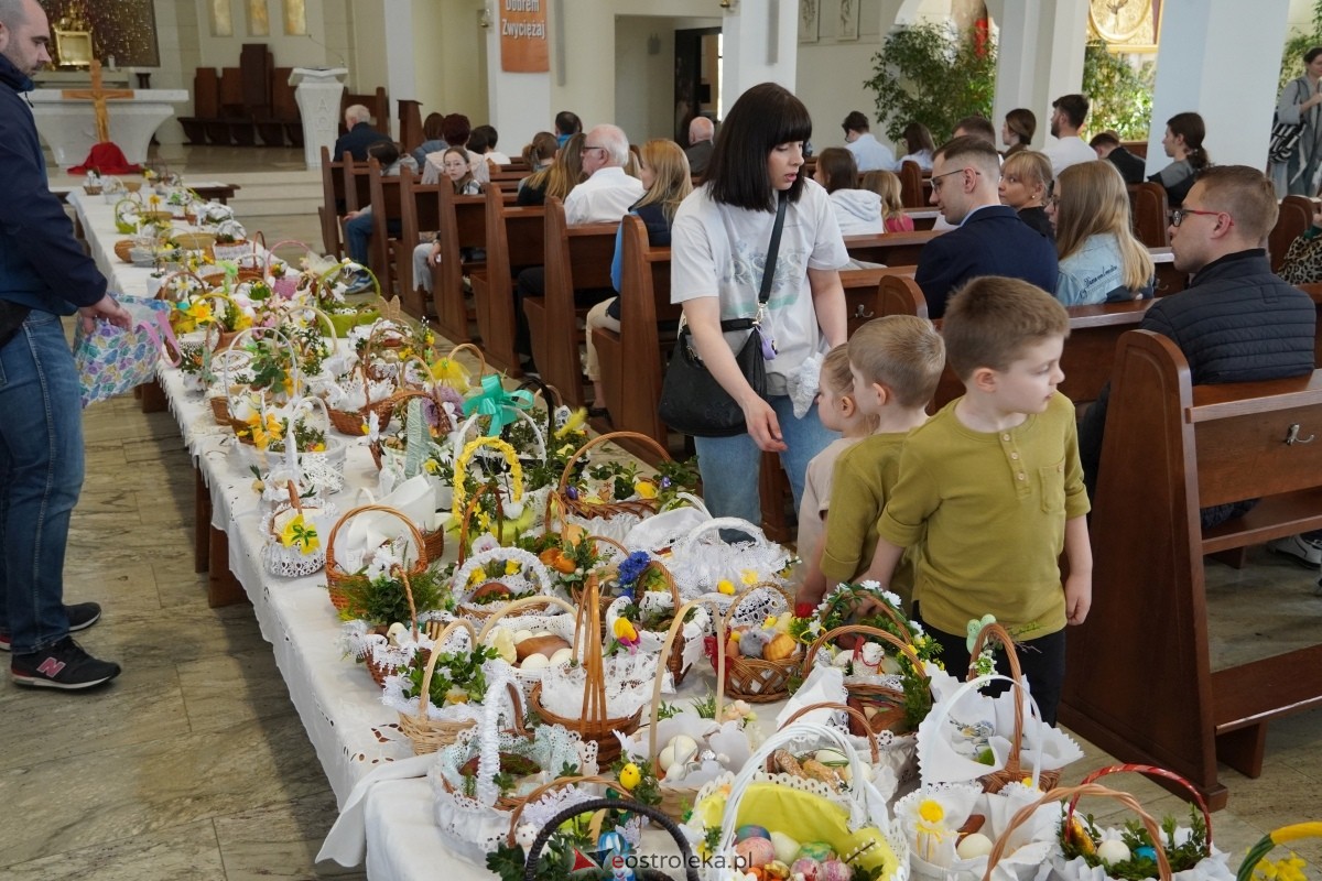 Święcenie pokarmów wielkanocnyhc w kościele pw. św. Franciszka z Asyżu w Ostrołęce [30.03.2024] - zdjęcie #7 - eOstroleka.pl