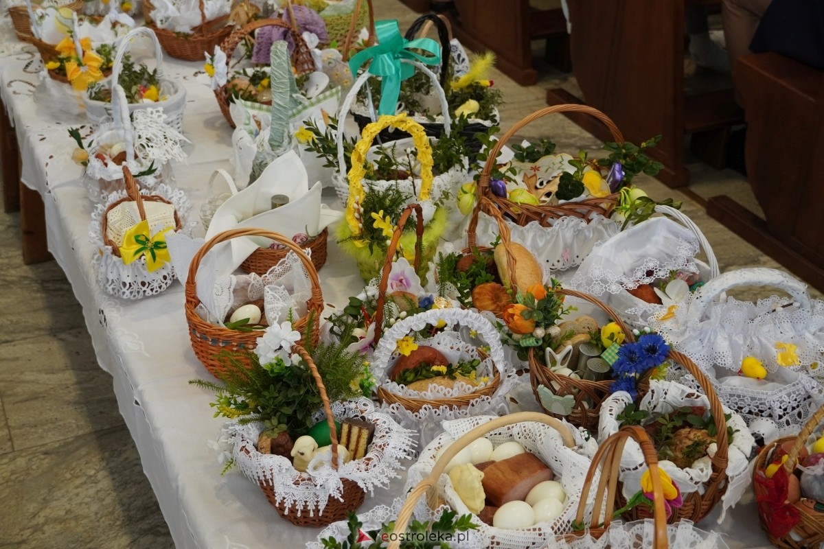 Święcenie pokarmów wielkanocnyhc w kościele pw. św. Franciszka z Asyżu w Ostrołęce [30.03.2024] - zdjęcie #9 - eOstroleka.pl