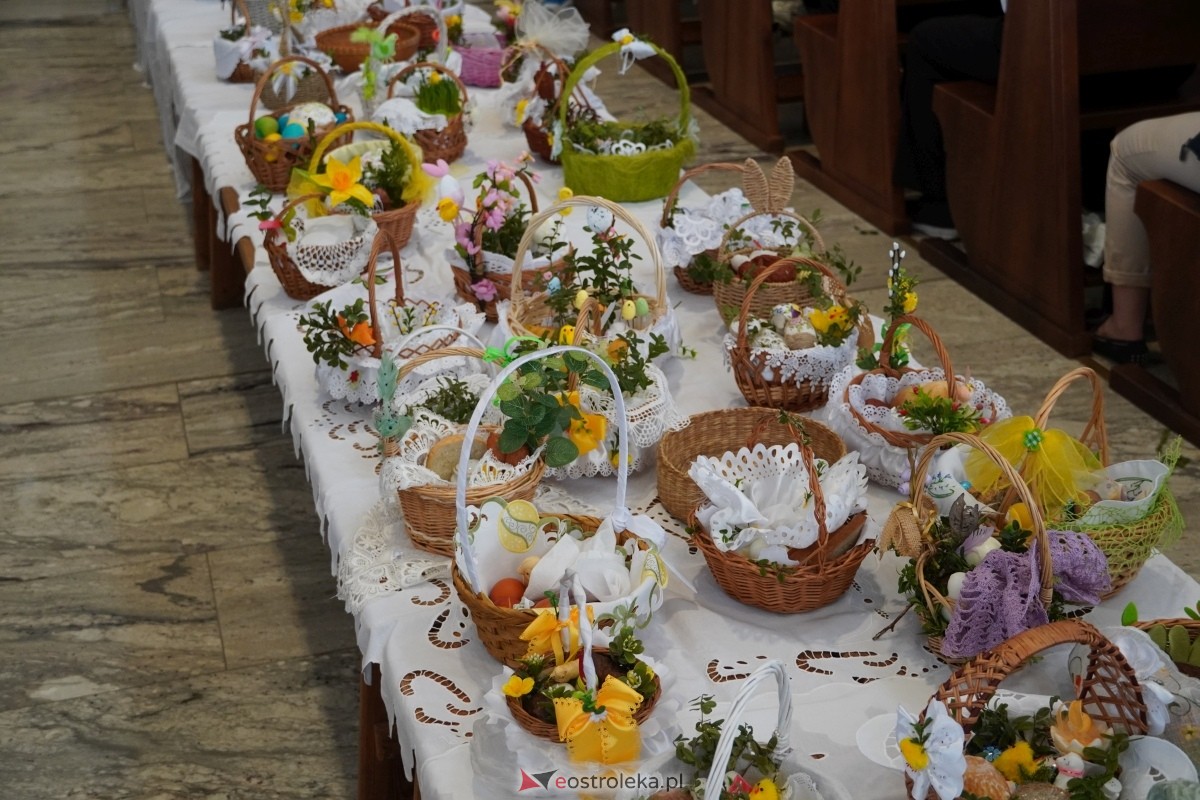 Święcenie pokarmów wielkanocnyhc w kościele pw. św. Franciszka z Asyżu w Ostrołęce [30.03.2024] - zdjęcie #11 - eOstroleka.pl