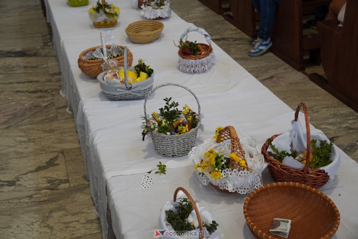 Święcenie pokarmów wielkanocnyhc w kościele pw. św. Franciszka z Asyżu w Ostrołęce [30.03.2024] - zdjęcie #47 - eOstroleka.pl