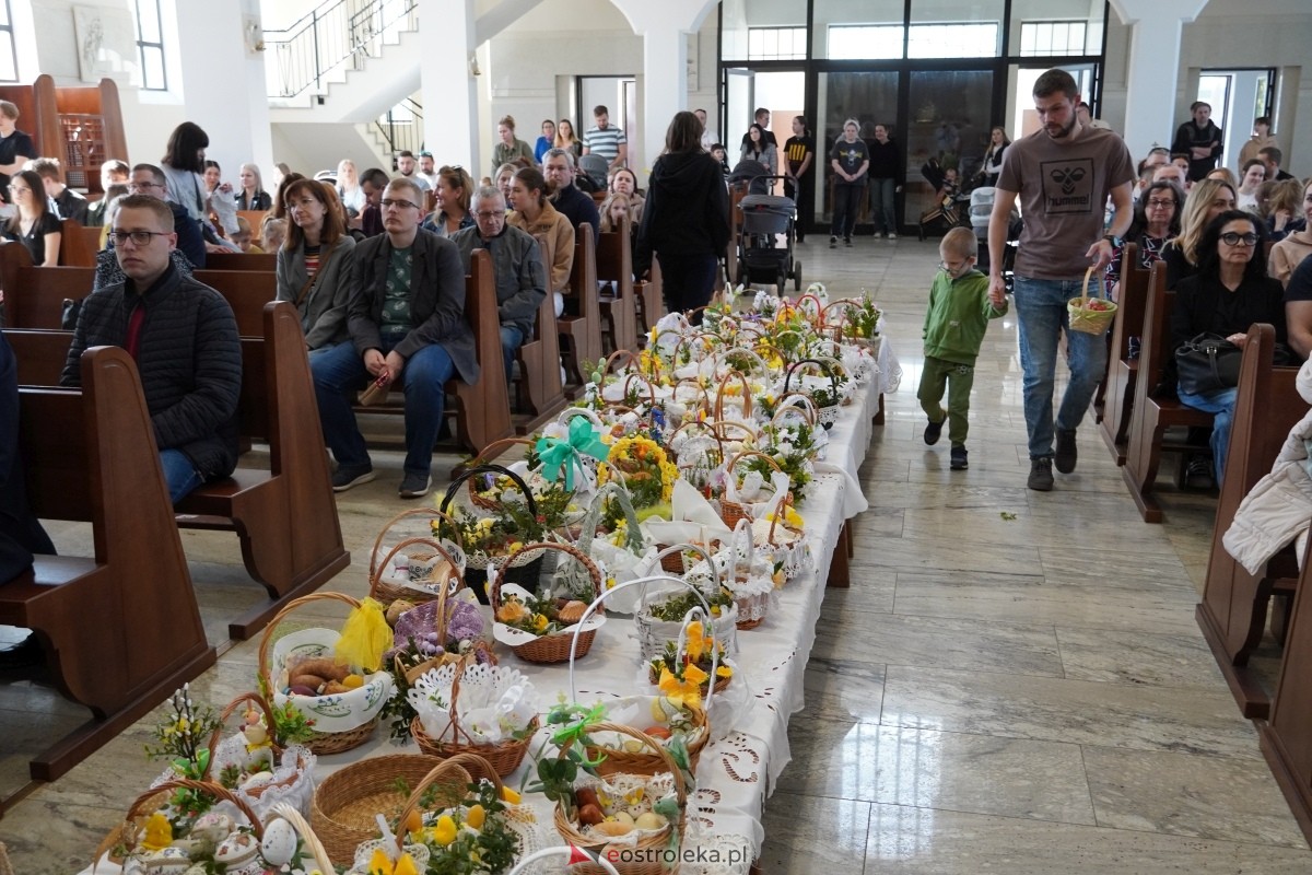 Święcenie pokarmów wielkanocnyhc w kościele pw. św. Franciszka z Asyżu w Ostrołęce [30.03.2024] - zdjęcie #18 - eOstroleka.pl