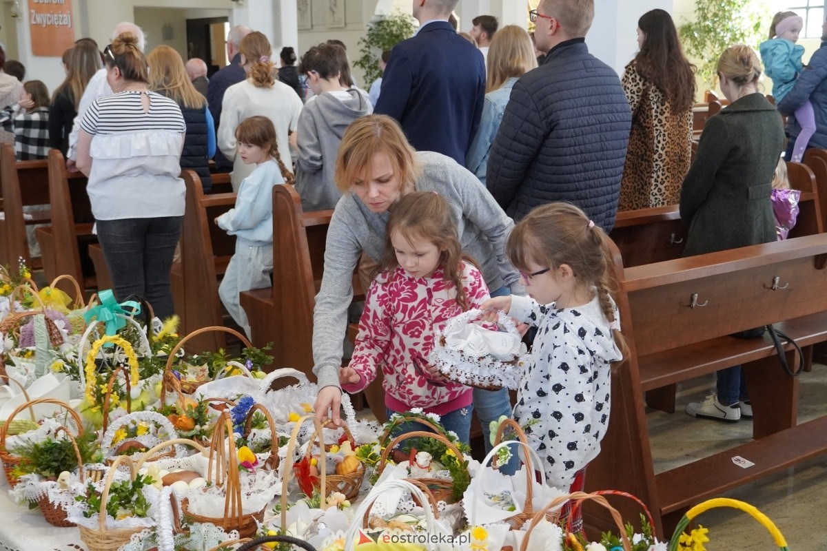 Święcenie pokarmów wielkanocnyhc w kościele pw. św. Franciszka z Asyżu w Ostrołęce [30.03.2024] - zdjęcie #32 - eOstroleka.pl