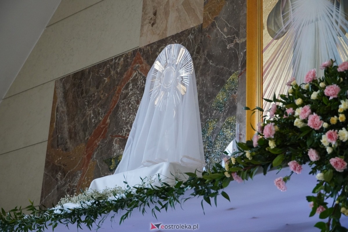 Święcenie pokarmów wielkanocnyhc w kościele pw. św. Franciszka z Asyżu w Ostrołęce [30.03.2024] - zdjęcie #34 - eOstroleka.pl