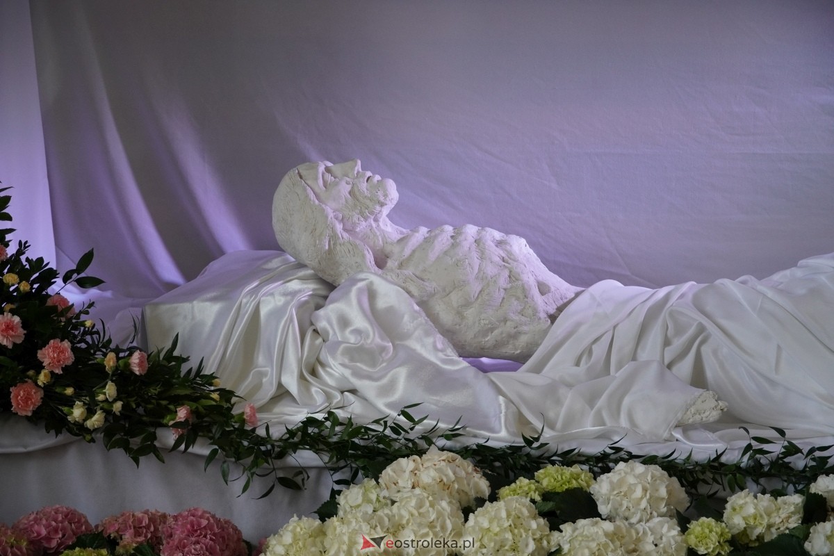 Święcenie pokarmów wielkanocnyhc w kościele pw. św. Franciszka z Asyżu w Ostrołęce [30.03.2024] - zdjęcie #27 - eOstroleka.pl
