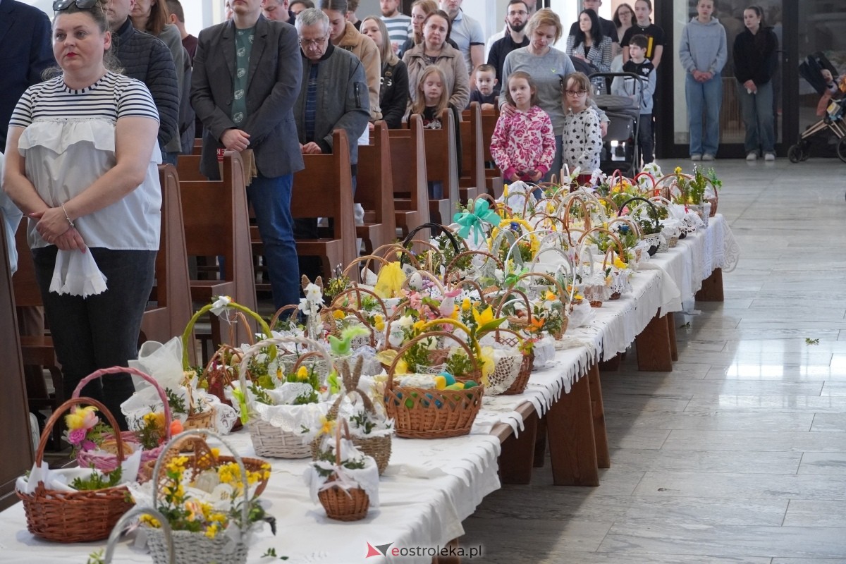 Święcenie pokarmów wielkanocnyhc w kościele pw. św. Franciszka z Asyżu w Ostrołęce [30.03.2024] - zdjęcie #39 - eOstroleka.pl