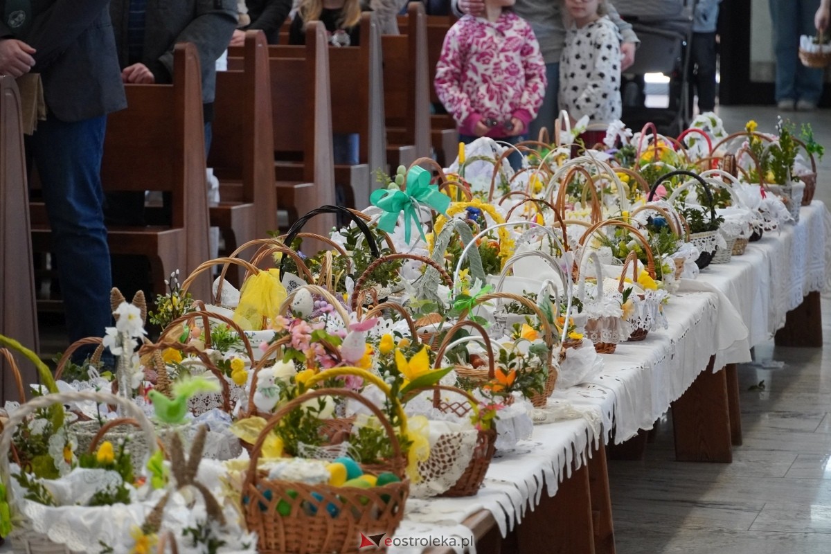 Święcenie pokarmów wielkanocnyhc w kościele pw. św. Franciszka z Asyżu w Ostrołęce [30.03.2024] - zdjęcie #23 - eOstroleka.pl