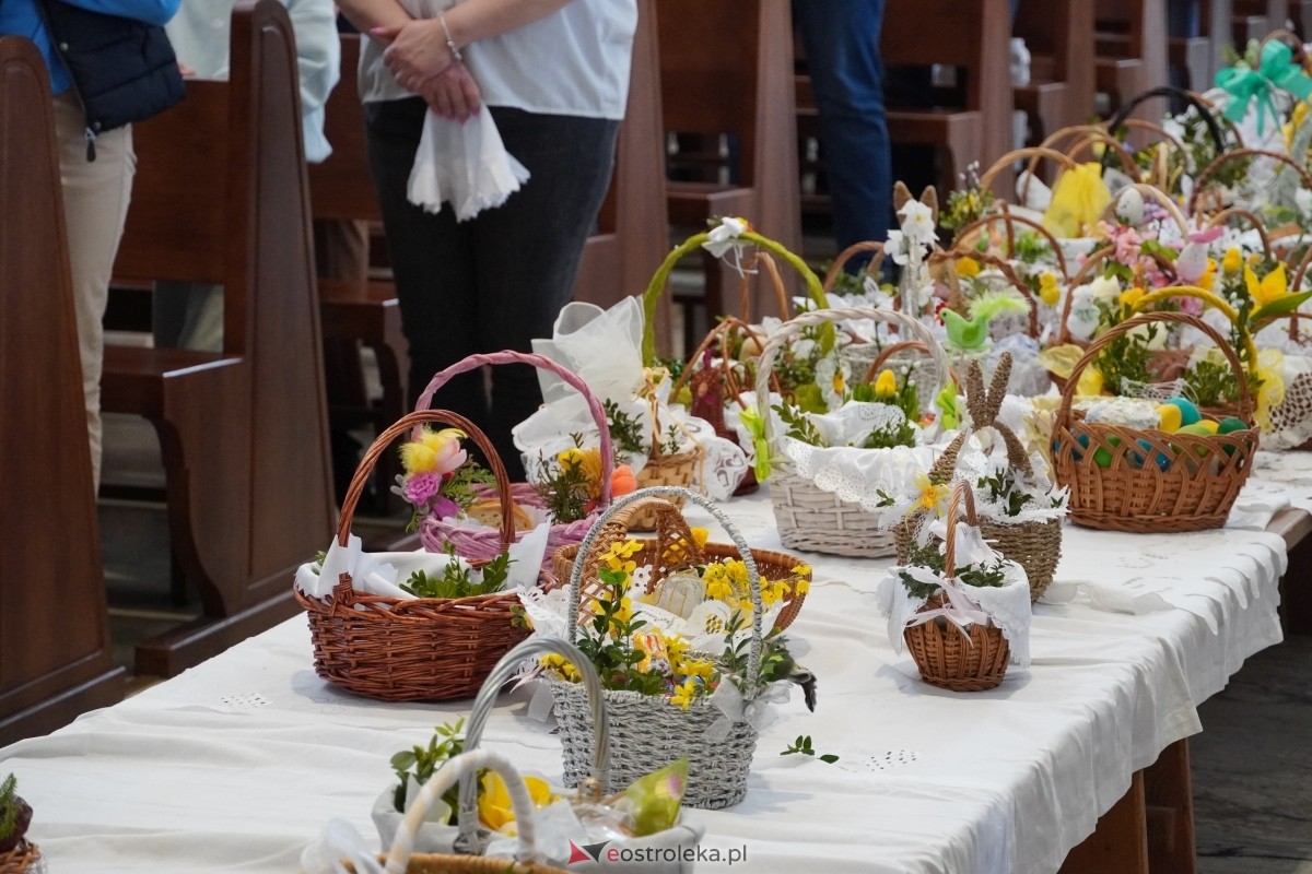 Święcenie pokarmów wielkanocnyhc w kościele pw. św. Franciszka z Asyżu w Ostrołęce [30.03.2024] - zdjęcie #21 - eOstroleka.pl