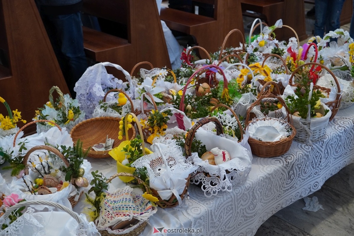 Święcenie pokarmów wielkanocnyhc w kościele pw. św. Franciszka z Asyżu w Ostrołęce [30.03.2024] - zdjęcie #46 - eOstroleka.pl
