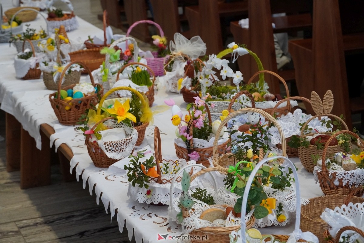 Święcenie pokarmów wielkanocnyhc w kościele pw. św. Franciszka z Asyżu w Ostrołęce [30.03.2024] - zdjęcie #15 - eOstroleka.pl