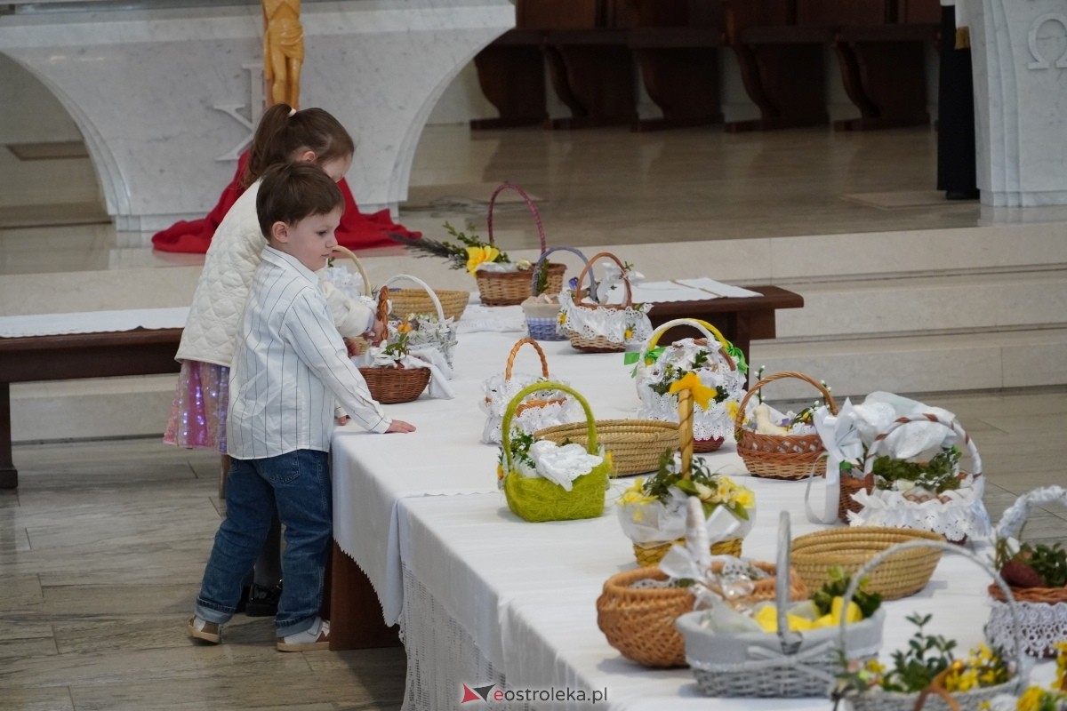 Święcenie pokarmów wielkanocnyhc w kościele pw. św. Franciszka z Asyżu w Ostrołęce [30.03.2024] - zdjęcie #49 - eOstroleka.pl