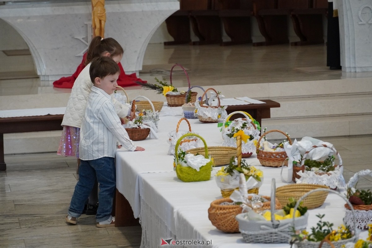 Święcenie pokarmów wielkanocnyhc w kościele pw. św. Franciszka z Asyżu w Ostrołęce [30.03.2024] - zdjęcie #14 - eOstroleka.pl