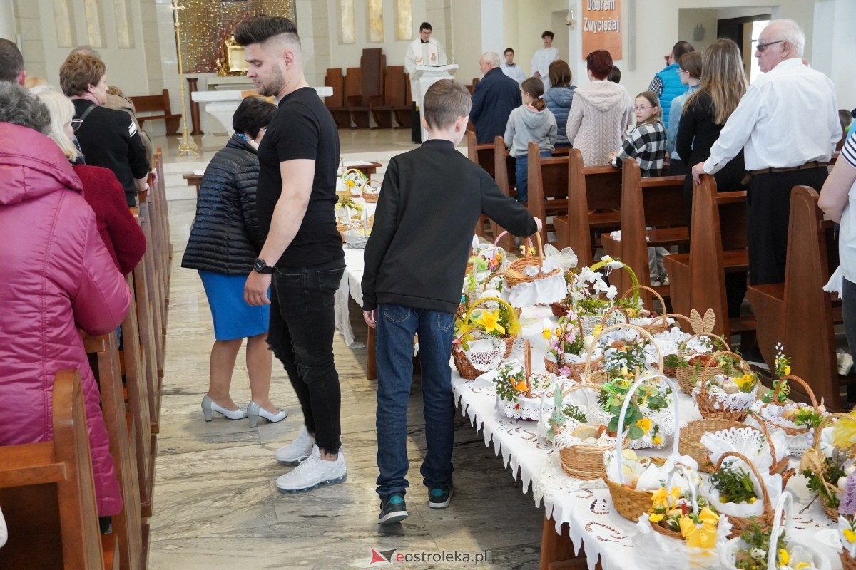Święcenie pokarmów wielkanocnyhc w kościele pw. św. Franciszka z Asyżu w Ostrołęce [30.03.2024] - zdjęcie #50 - eOstroleka.pl