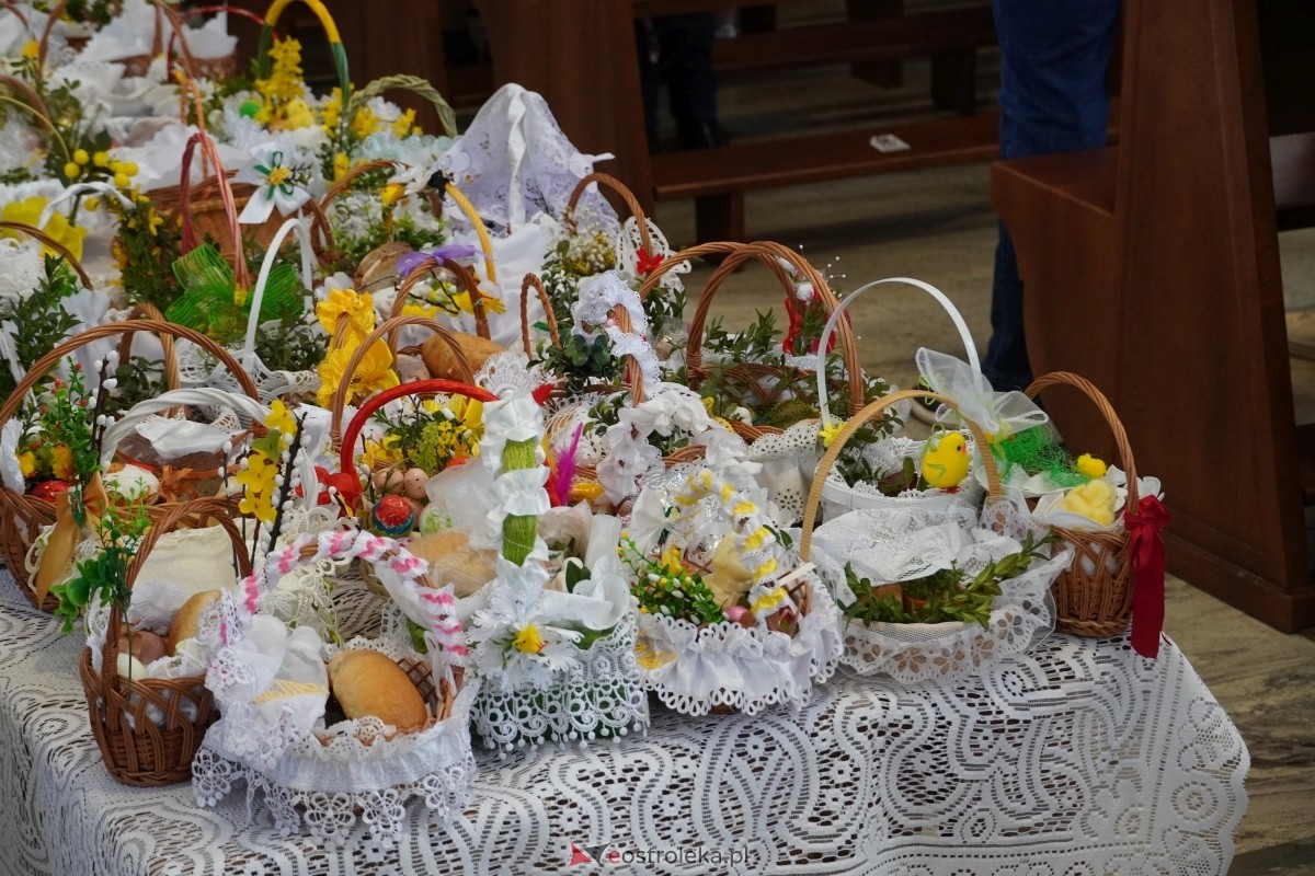 Święcenie pokarmów wielkanocnyhc w kościele pw. św. Franciszka z Asyżu w Ostrołęce [30.03.2024] - zdjęcie #51 - eOstroleka.pl