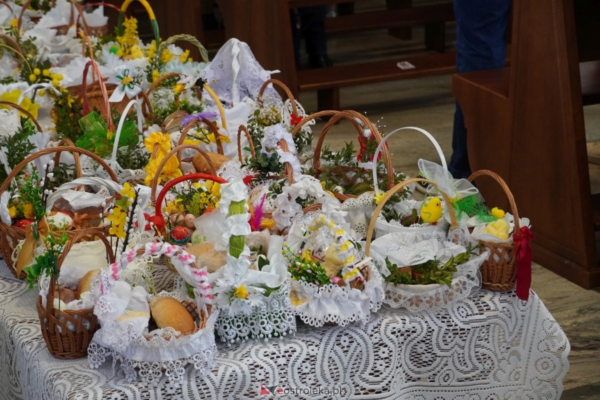 Święcenie pokarmów wielkanocnyhc w kościele pw. św. Franciszka z Asyżu w Ostrołęce [30.03.2024] - zdjęcie #12 - eOstroleka.pl
