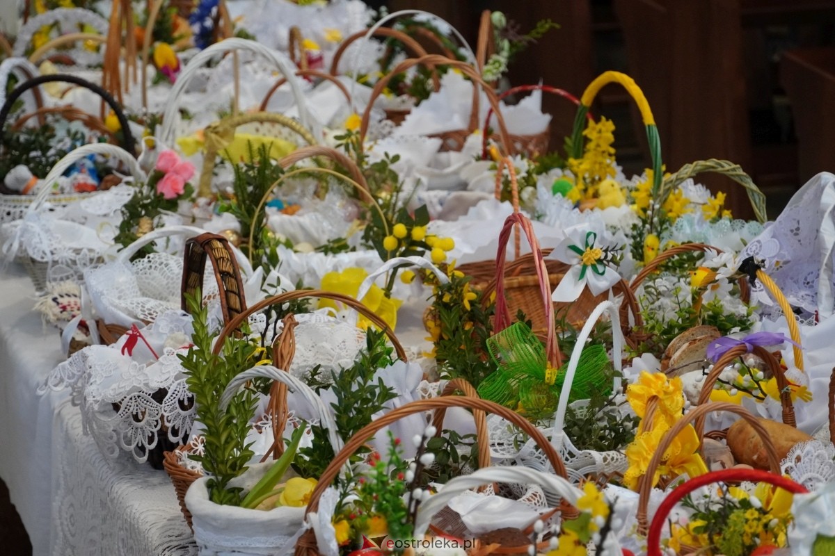Święcenie pokarmów wielkanocnyhc w kościele pw. św. Franciszka z Asyżu w Ostrołęce [30.03.2024] - zdjęcie #11 - eOstroleka.pl