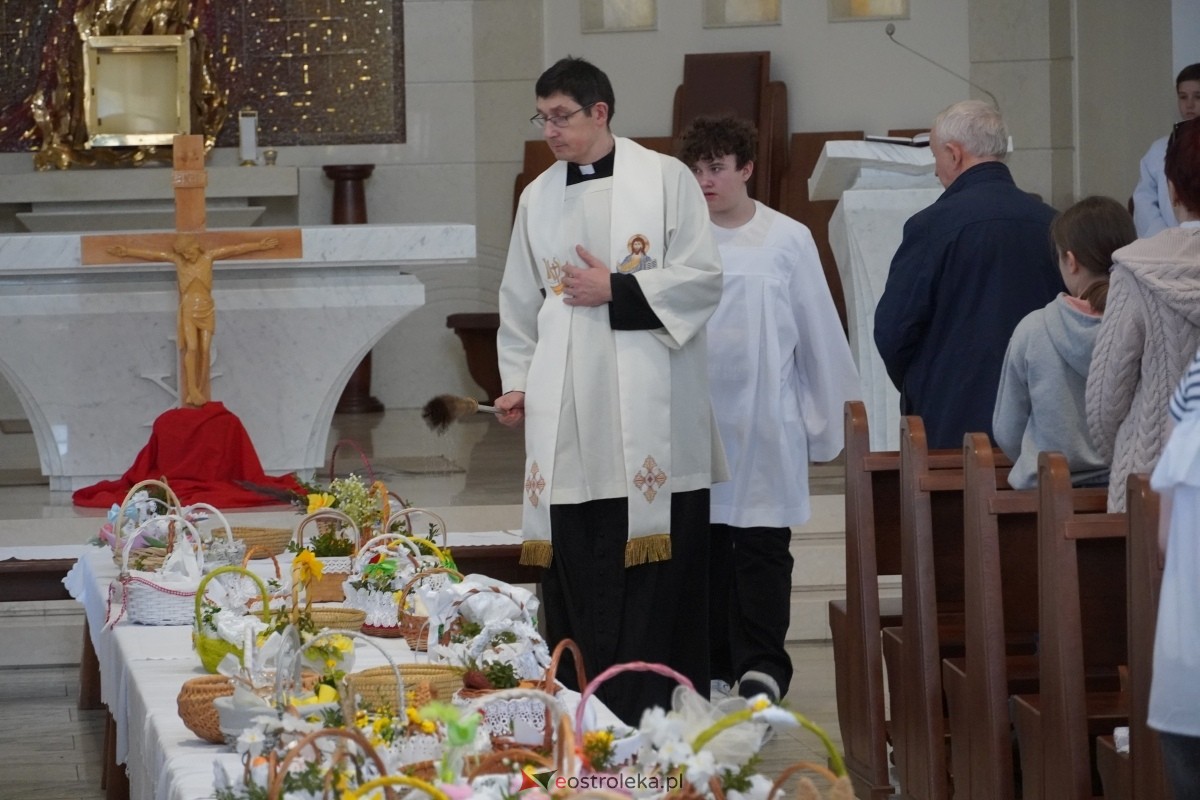 Święcenie pokarmów wielkanocnyhc w kościele pw. św. Franciszka z Asyżu w Ostrołęce [30.03.2024] - zdjęcie #53 - eOstroleka.pl