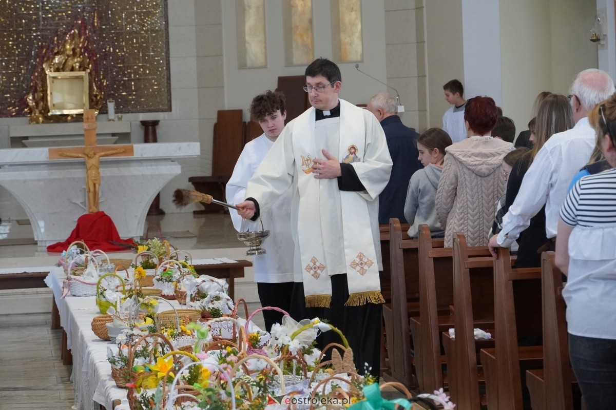 Święcenie pokarmów wielkanocnyhc w kościele pw. św. Franciszka z Asyżu w Ostrołęce [30.03.2024] - zdjęcie #54 - eOstroleka.pl