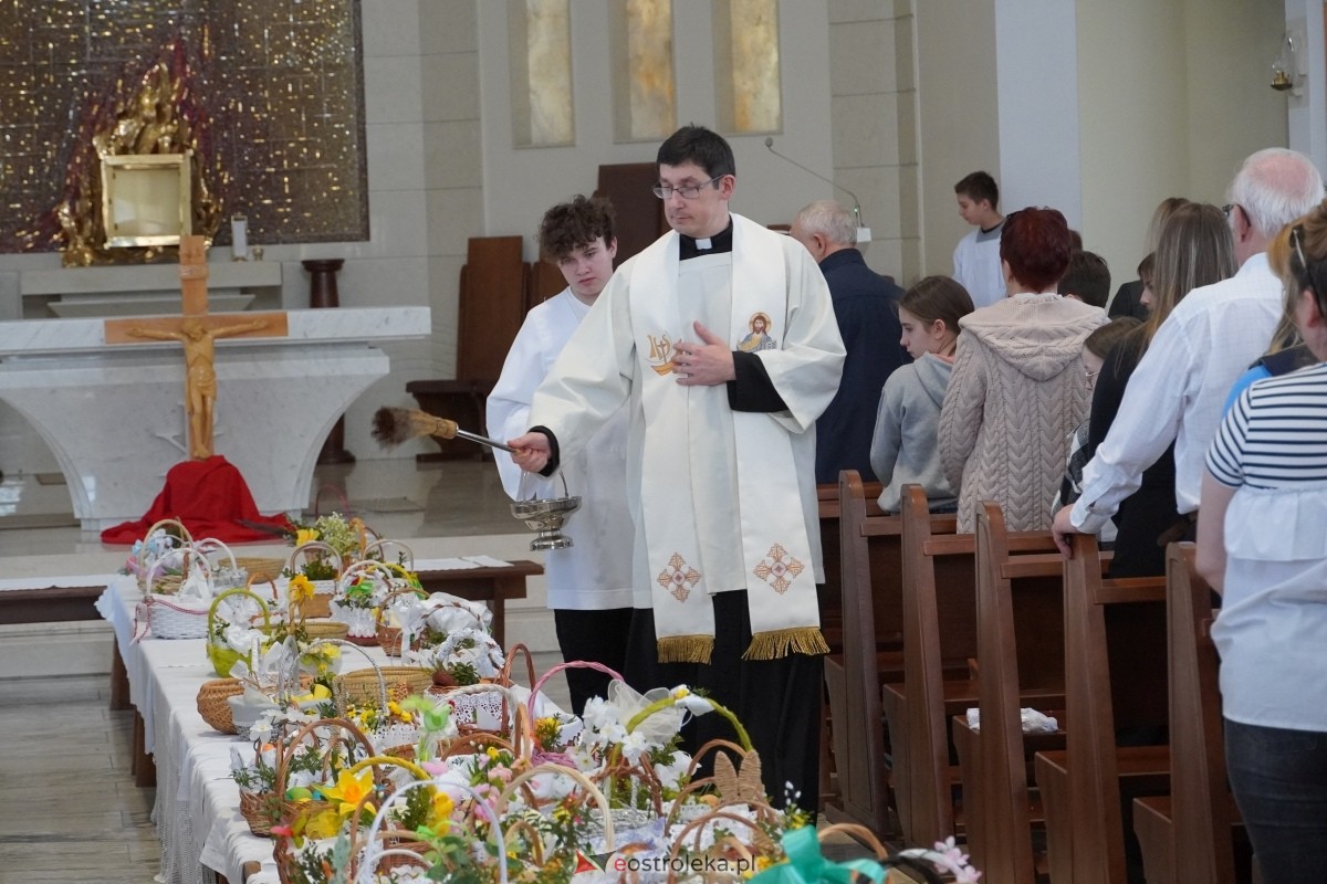 Święcenie pokarmów wielkanocnyhc w kościele pw. św. Franciszka z Asyżu w Ostrołęce [30.03.2024] - zdjęcie #9 - eOstroleka.pl