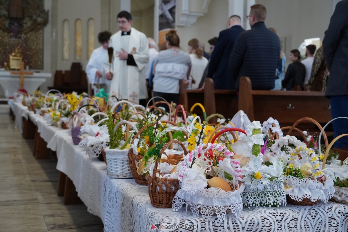 Święcenie pokarmów wielkanocnyhc w kościele pw. św. Franciszka z Asyżu w Ostrołęce [30.03.2024] - zdjęcie #56 - eOstroleka.pl