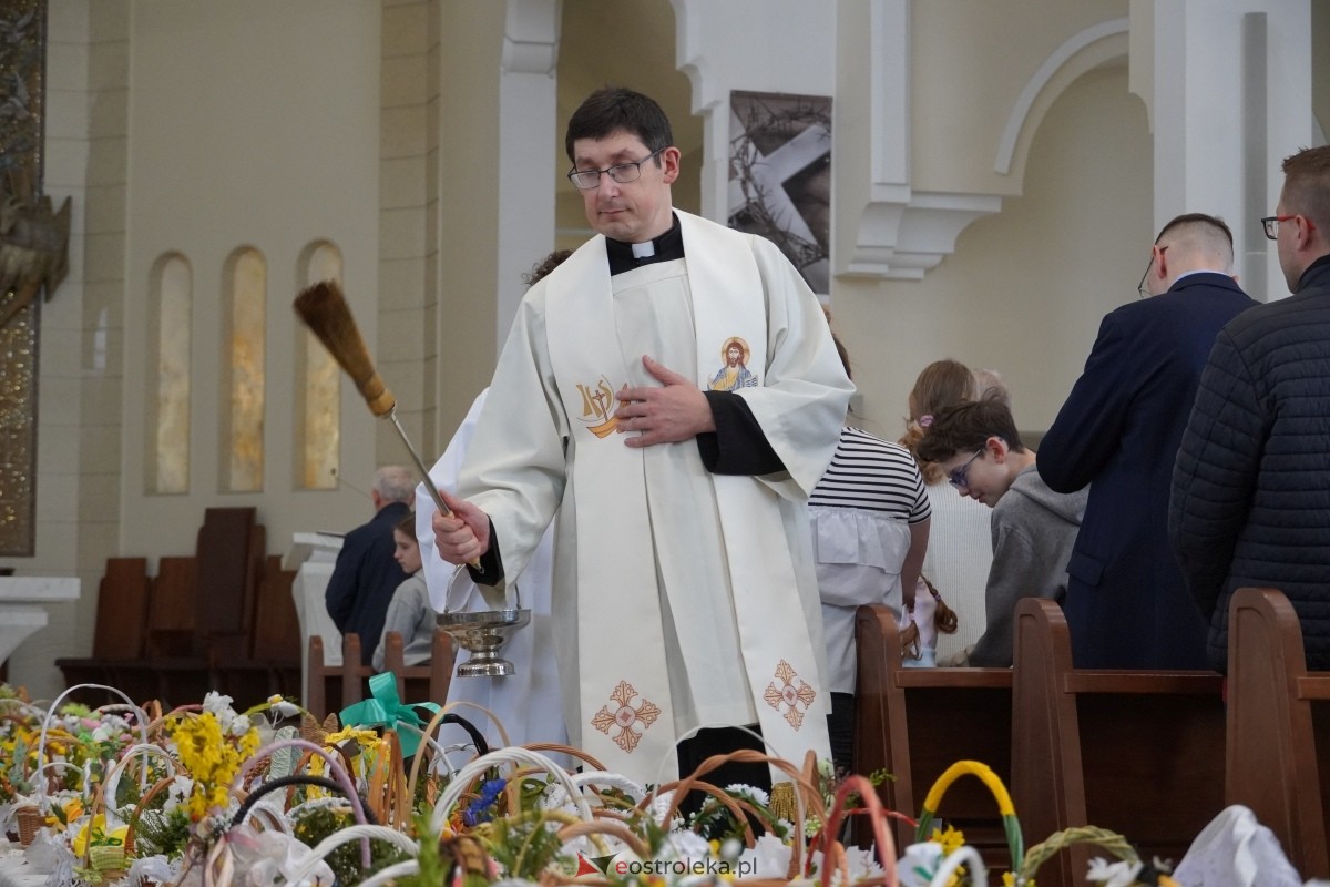 Święcenie pokarmów wielkanocnyhc w kościele pw. św. Franciszka z Asyżu w Ostrołęce [30.03.2024] - zdjęcie #6 - eOstroleka.pl