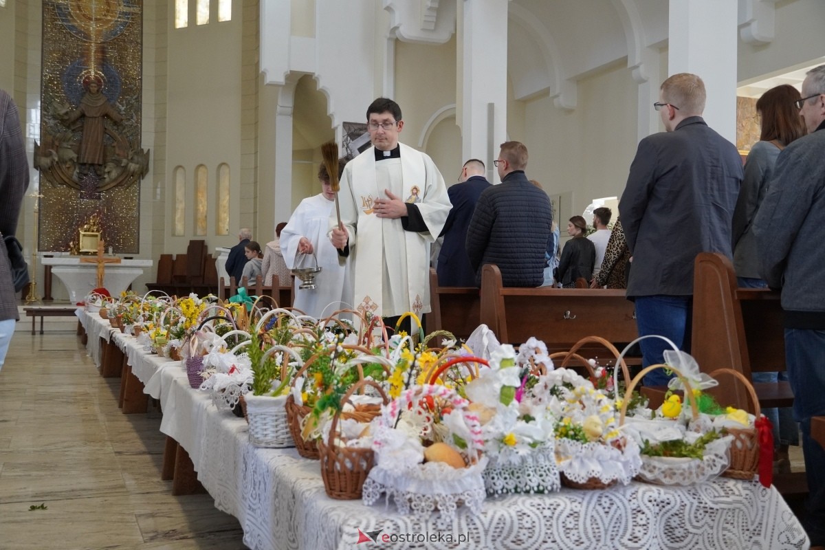 Święcenie pokarmów wielkanocnyhc w kościele pw. św. Franciszka z Asyżu w Ostrołęce [30.03.2024] - zdjęcie #58 - eOstroleka.pl