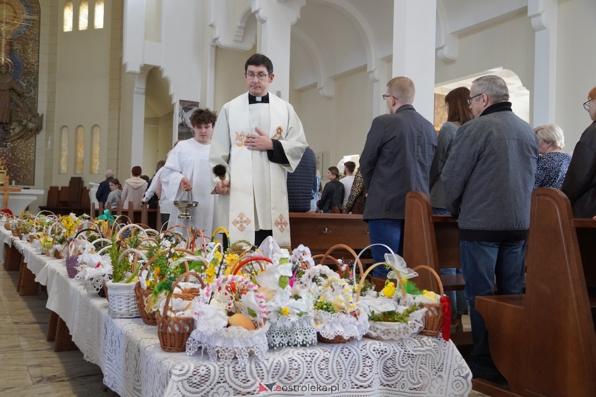 Święcenie pokarmów wielkanocnyhc w kościele pw. św. Franciszka z Asyżu w Ostrołęce [30.03.2024] - zdjęcie #59 - eOstroleka.pl