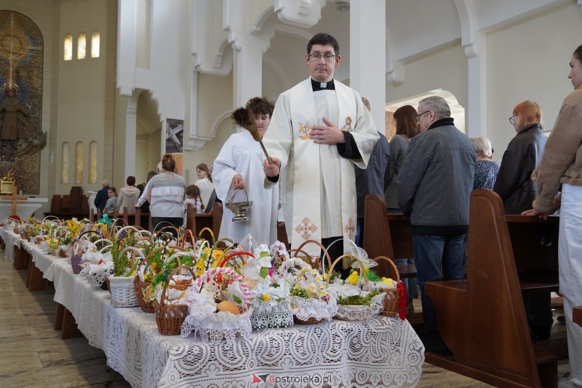 Święcenie pokarmów wielkanocnyhc w kościele pw. św. Franciszka z Asyżu w Ostrołęce [30.03.2024] - zdjęcie #60 - eOstroleka.pl