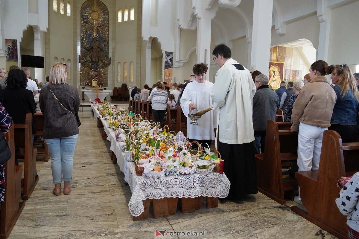 Święcenie pokarmów wielkanocnyhc w kościele pw. św. Franciszka z Asyżu w Ostrołęce [30.03.2024] - zdjęcie #2 - eOstroleka.pl
