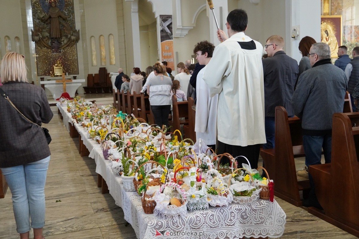 Święcenie pokarmów wielkanocnyhc w kościele pw. św. Franciszka z Asyżu w Ostrołęce [30.03.2024] - zdjęcie #62 - eOstroleka.pl