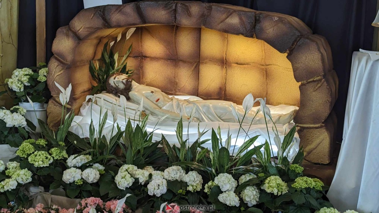 Wielka Sobota w Ostrołęce: adoracja Grobów Pańskich [30.03.2024] - zdjęcie #3 - eOstroleka.pl
