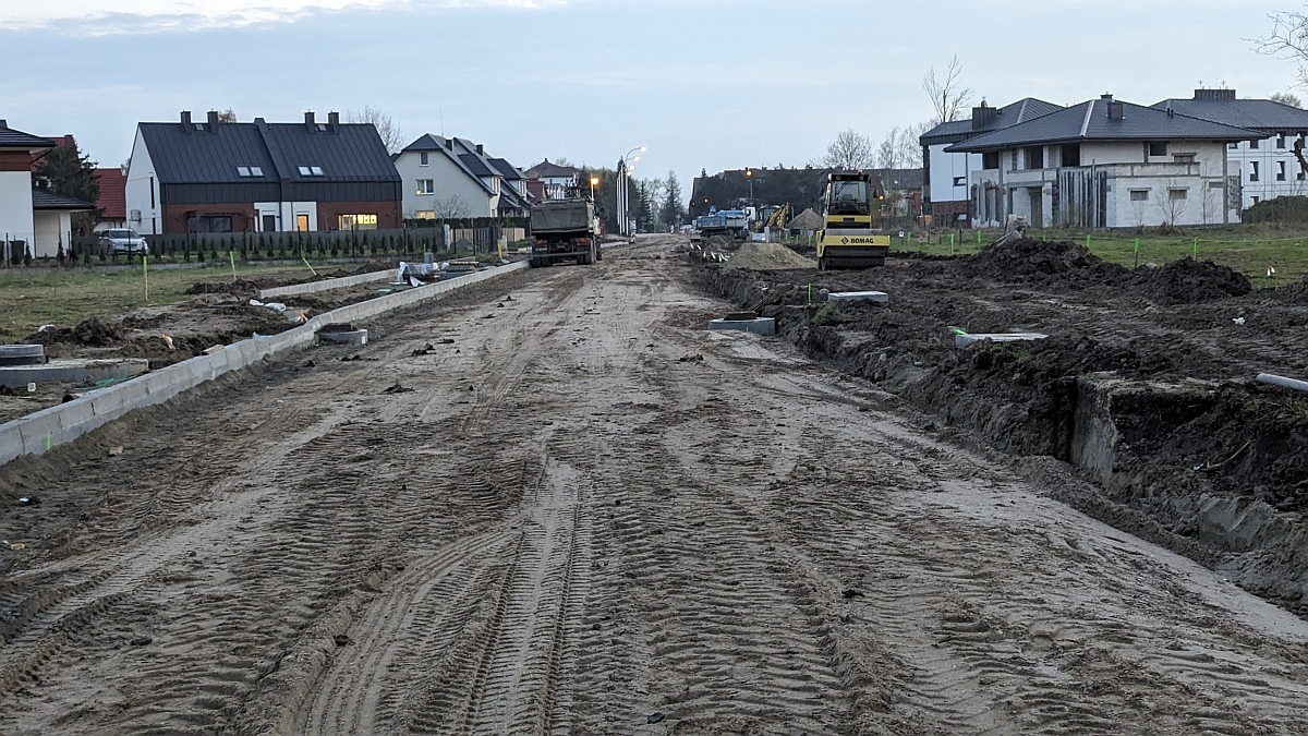 Budowa ulicy Arkadiusza Gołasia w Ostrołće - stan z kwietnia 2024 [05.04.2024] - zdjęcie #6 - eOstroleka.pl
