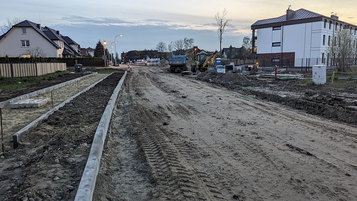 Budowa ulicy Arkadiusza Gołasia w Ostrołće - stan z kwietnia 2024 [05.04.2024] - zdjęcie #13 - eOstroleka.pl