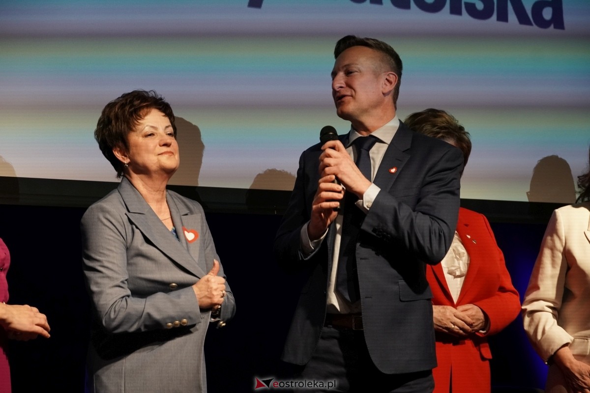 Finał kampanii wyborczej. Do Ostrołęki zawitała dziś marszałek senatu - Małgorzata Kidawa Błońska [05.04.2024] - zdjęcie #6 - eOstroleka.pl